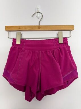Lululemon Hotty Hot Low-Rise Short 2.5" Ripened Raspberry Size 2
